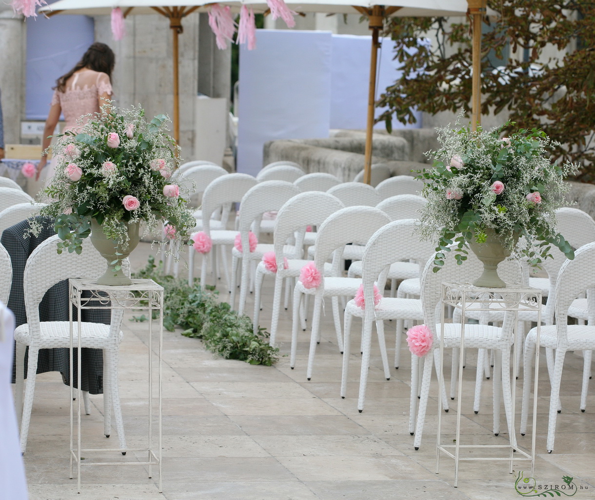 állványos virágdíszek kő serlegben,  fekvő girland, Halászbástya (rózsaszín), esküvő