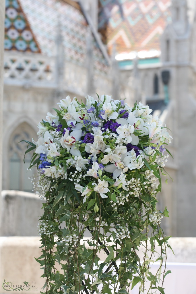 állódísz Halászbástya ( orchidea, alstromelia, liziantusz, delphinium, rezgő, fehér, kék, lila), esküvő