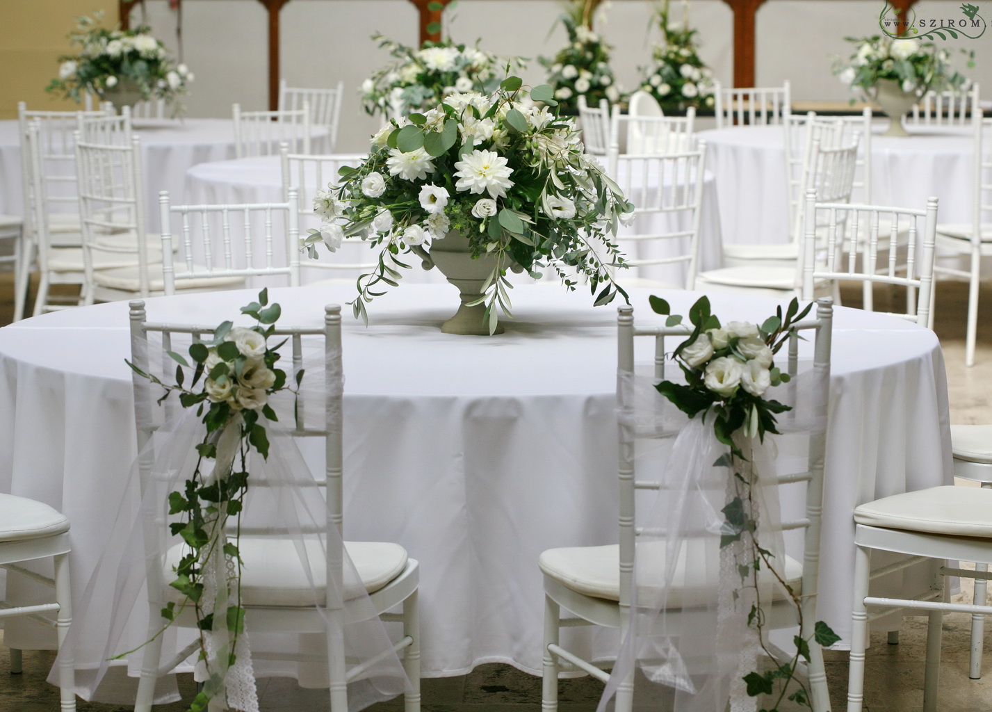 Esküvői asztaldísz rusztikus kő serlegben,  Vajdahunyad Vár Lovas terem (liziantusz, dália, alstromelia, fehér )