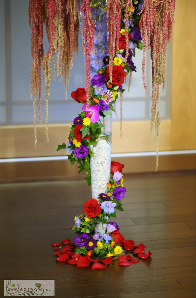 Színpad dekoráció kalocsai minta jelleg ( rózsa, orchidea, liziantusz, kardvirág, aster, delphinium, színes), esküvő