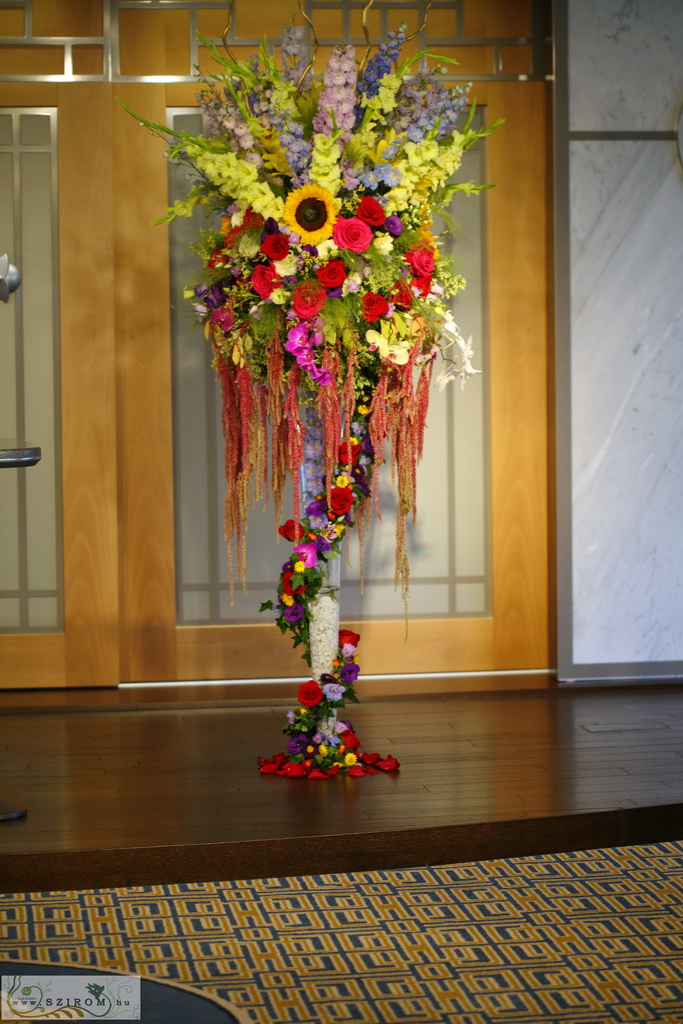Színpad dekoráció kalocsai minta jelleg ( rózsa, orchidea, liziantusz, kardvirág, napraforgó, delphinium, színes, paprika), esküvő