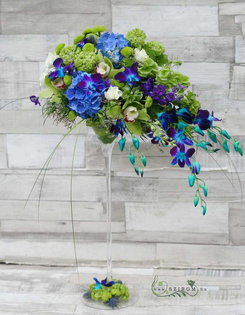 Koktélpoharas asztaldísz, kék virágokkal (hortenzia, cymbidium, dendrobium, krizi, kék, zöld), esküvő