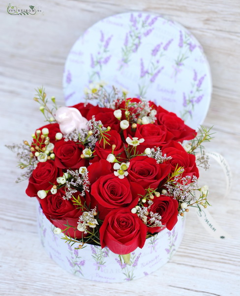 Virágküldés Budapest - Vörös rózsa doboz kerámia nyuszival (15 szál)