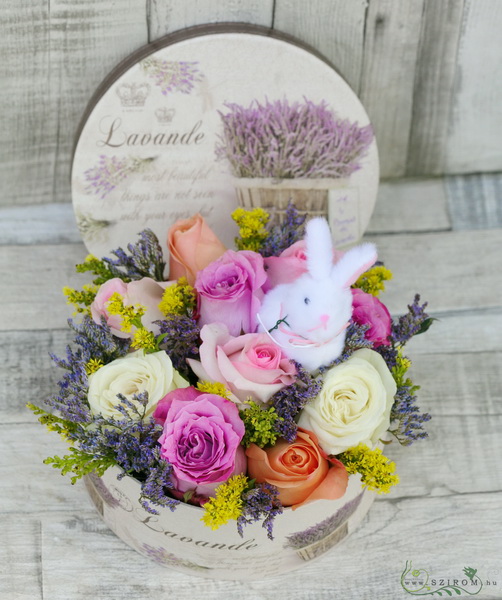 Blumenlieferung nach Budapest - Häschen zwischen farbenfrohen Rosen und kleinen Blumen, in einer Box