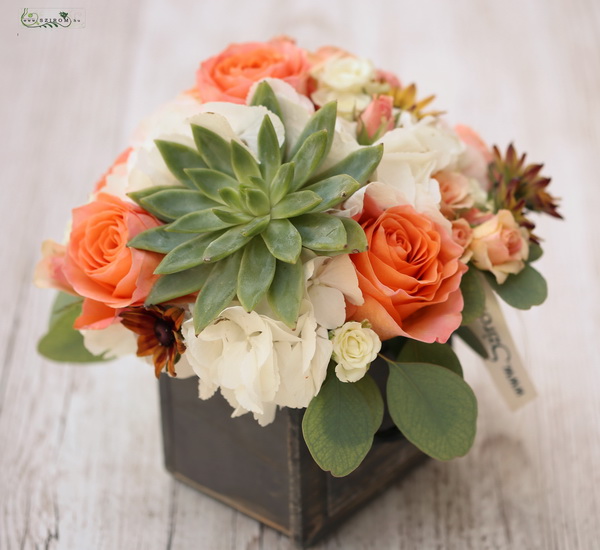 flower delivery Budapest - Wooden box, with hydrangea, rose, echeveria (13 stems)