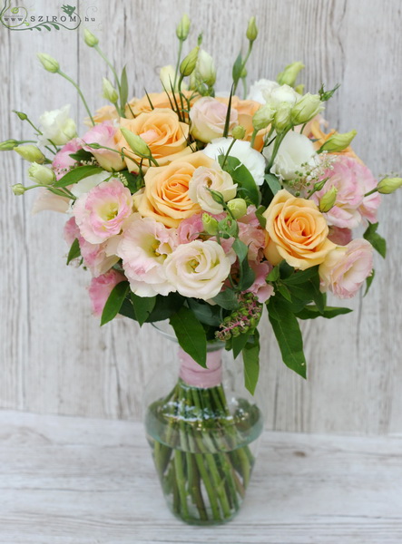 flower delivery Budapest - Round pastel bouquet of roses and lisianthuses in a vase (15 stems)