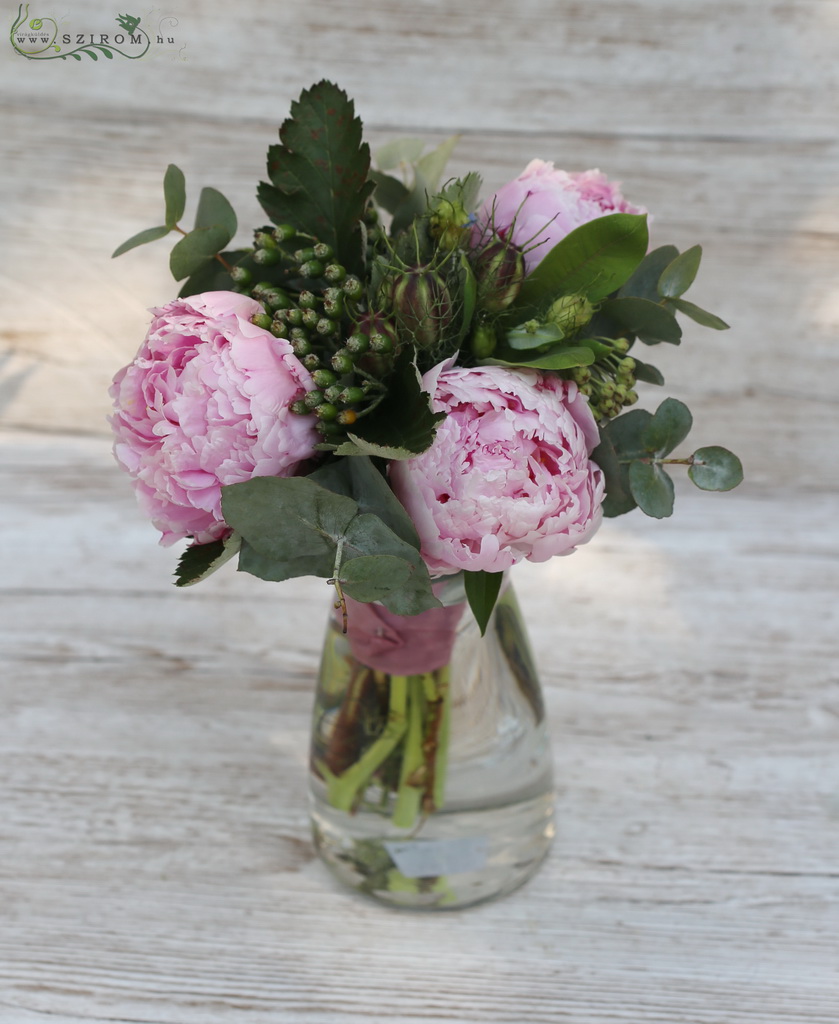 esküvői asztaldísz rózsaszín peónia vázában
