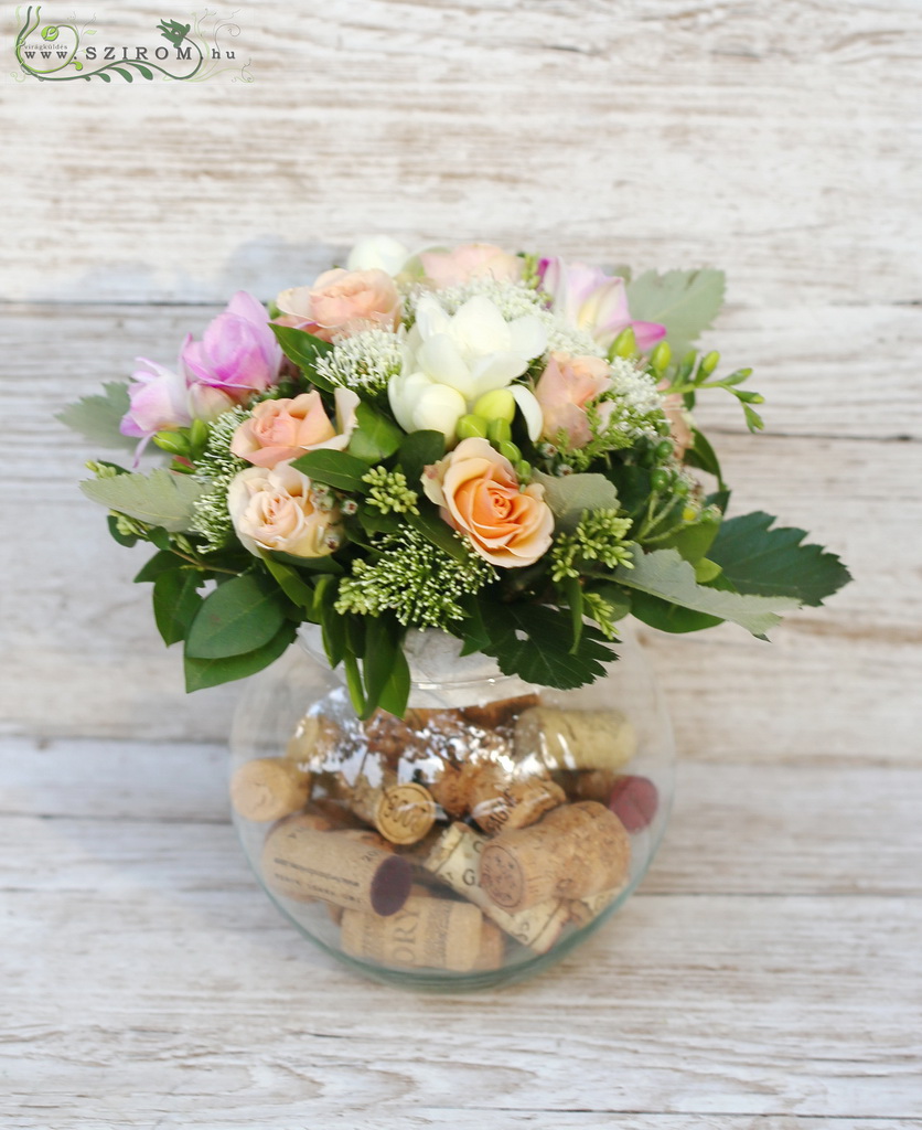 Üveggömb parafa dugókkal, pasztell virágokkal (bokros rózsa, frézia, trachelium, rózsaszín, barack), esküvő