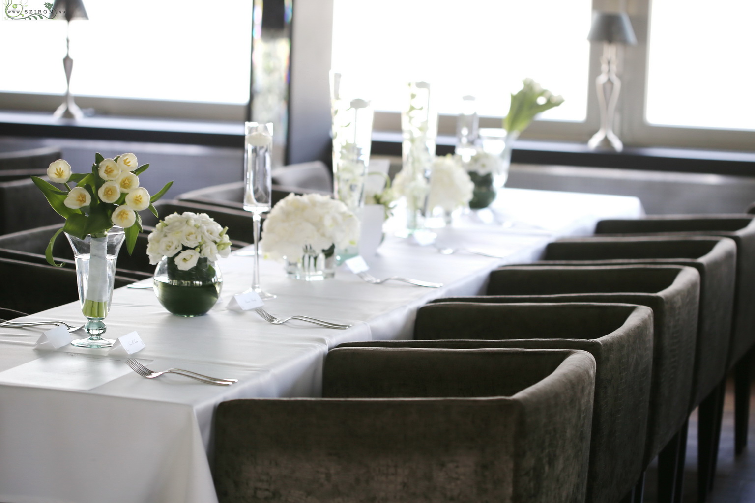 Esküvői asztal díszítés sok vázával, Spoon Budapest (dendrobium, hortenzia, tulipán, liziantusz, fehér)