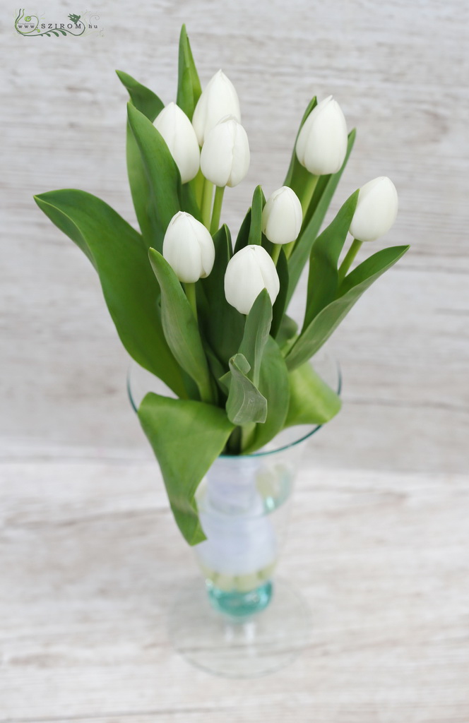 esküvői asztaldísz fehér tulipán vázával