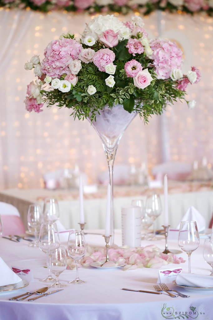 Esküvői magas asztaldísz, Gellért Hotel Budapest (hortenizia, rózsa, peónia, liziantusz , angol rózsa, rózsaszín, fehér)
