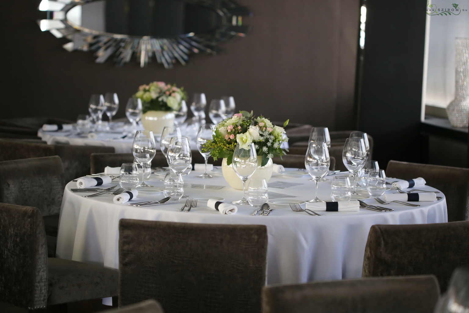 Esküvői asztaldísz kerámia gömbben, Spoon Budapest (rózsa, liziantusz, mezei virágok, barack, krém)