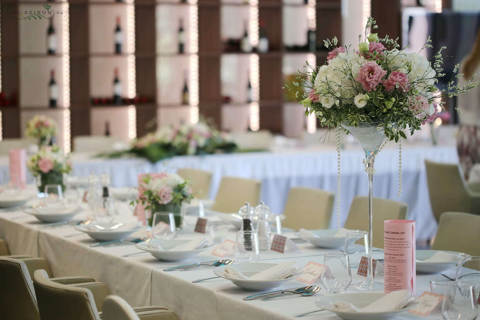 Esküvői asztaldísz üvegkockában és magas vázában, Locavore Budapest (hortenzia, liziantusz, sóvirág, rózsaszín, fehér)