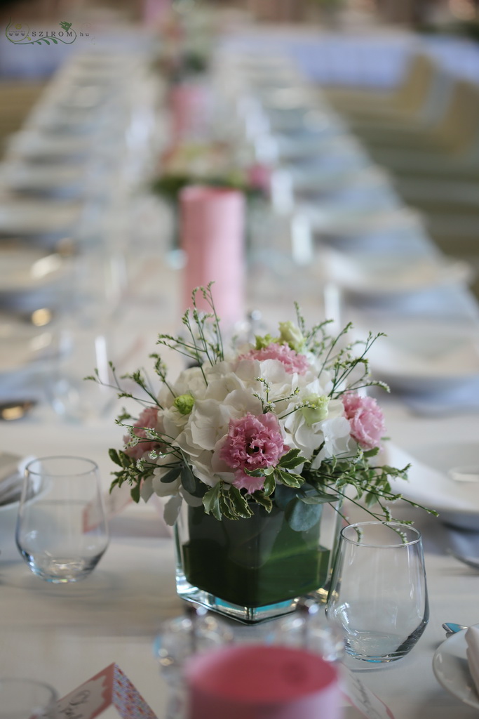 Esküvői asztaldísz üvegkockában, Locavore Budapest (hortenzia, liziantusz, sóvirág, rózsaszín, fehér)