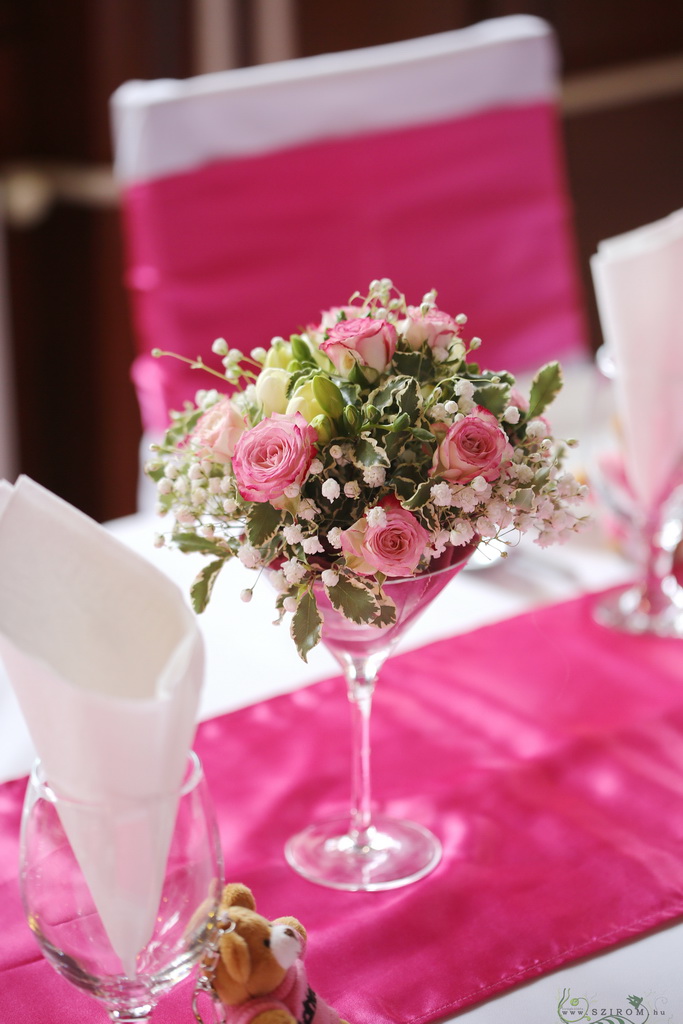 Kis koktélpohár asztaldísz (rózsaszín, bokros rózsa, frézia), esküvő
