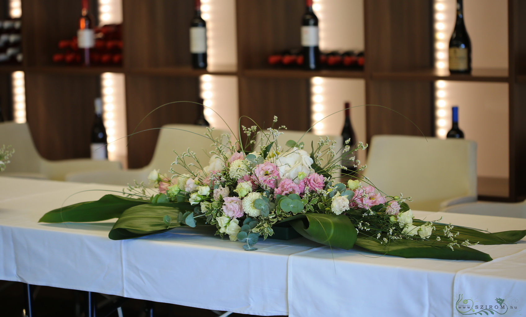 Főasztaldísz, Locavore Étterem Budapest (hortenzia, liziantusz, sóvirág, fehér, rózsaszín), esküvő