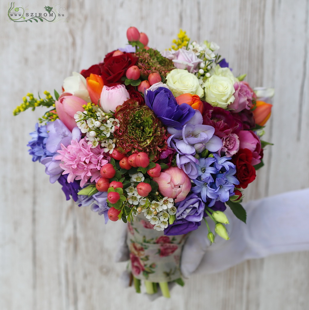 Menyasszonyi csokor tavaszi virágokkal (tulipán, boglárka, jácint, szellőrózsa, hypericum, rózsaszín, lila, narancs) tavasz