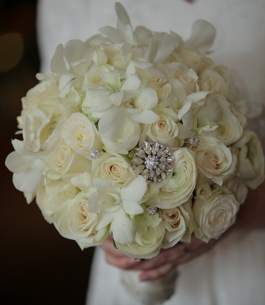 Elegáns menyasszonyi csokor (rózsa, boglárka, dendrobium orchidea, fehér)