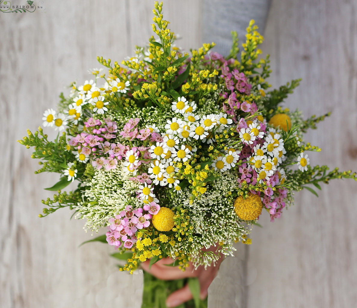 Menyasszonyi csokor vadvirágokkal (kamilla, solidago, craspedia, viaszvirág, sárga, rózsaszín)