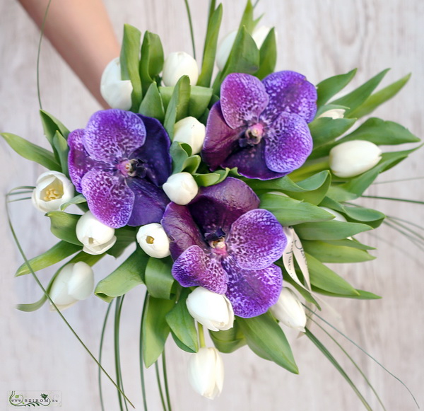 20 weiße Tulpen mit violetten Vanda-Orchideen