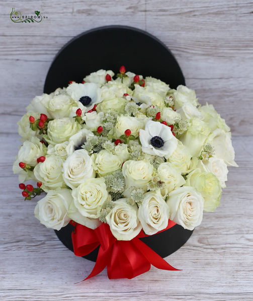 Virágküldés Budapest - Nagy fehér rózsa doboz, fehér virágokkal és bogyókkal (40 szál)