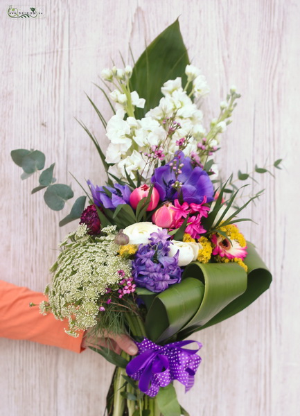 flower delivery Budapest - Tall bouquet with spring flowers, 18 stems