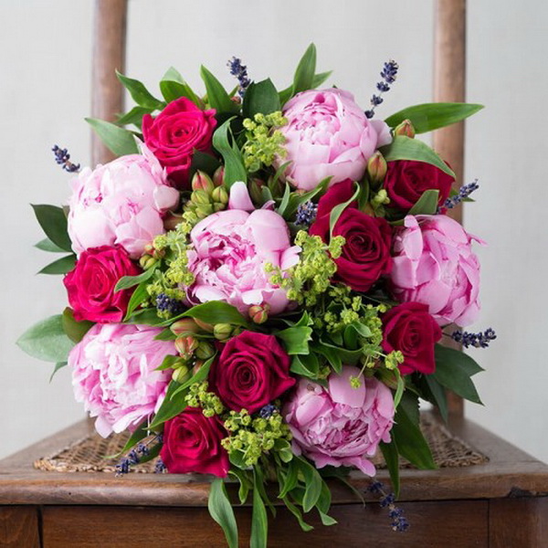 Vörös rózsák peóniával, apró virágokkal (17 szál)