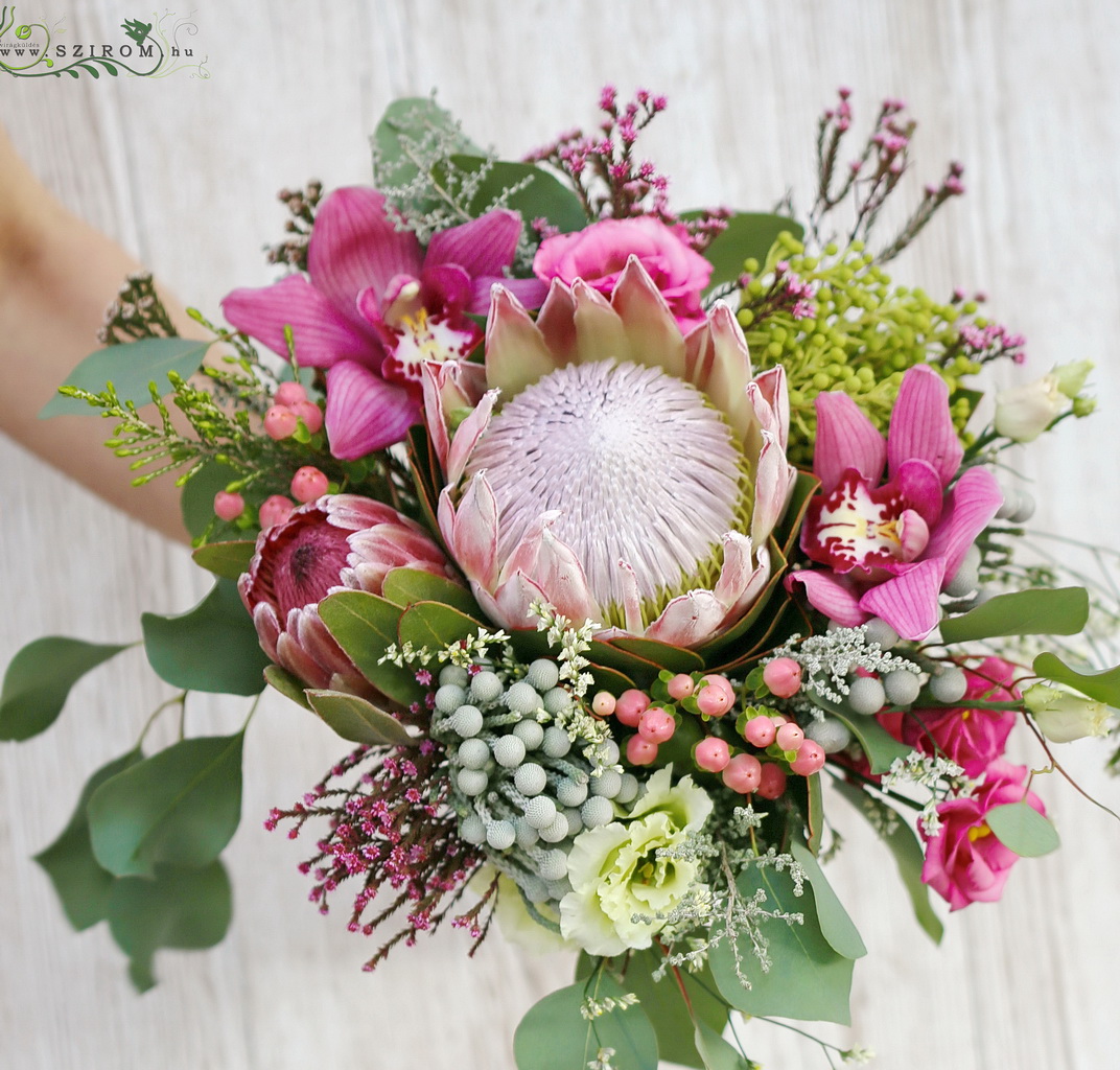Menyasszonyi csokor (protea, cymbidium, hypericum, liziantusz, zöld, halványrózsaszín, rózsaszín)