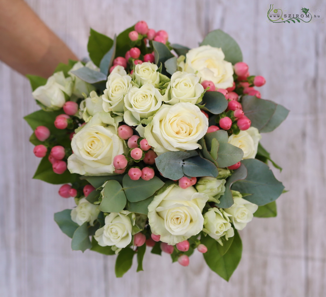Menyasszonyi csokor (rózsa, bokros rózsa, hypericum, eukaliptusz, fehér, rózsaszín)