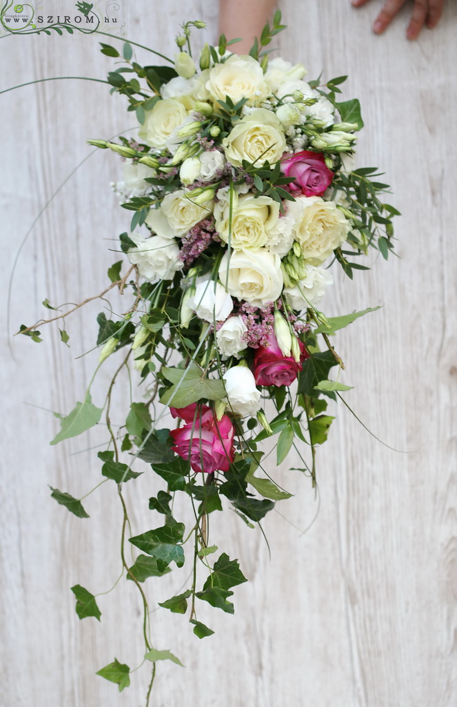 Csepp alakú menyasszonyi csokor (rózsa, liziantusz, bokros rózsa, fehér, lila)