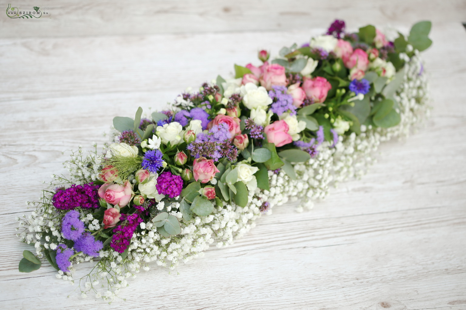 Hosszúkás asztaldísz (angol rózsa, mezei virágok, bokros rózsa, rezgő, rózsaszín, lila, fehér)