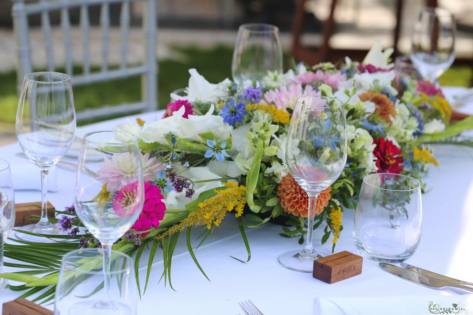 Hosszúkás asztaldísz (dália, zinnia, kardvirág, mezei virágok, fehér, rózsaszín, kék) Émile étterem
