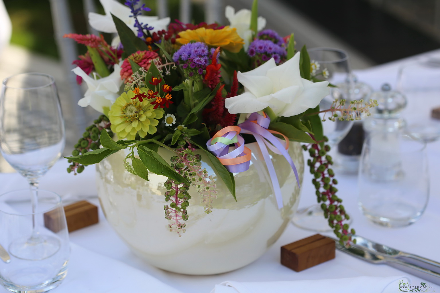 flower delivery Budapest - Meadow wildflowers centerpieces wiith dahlias and gladiolus Émile restaurant Budapest