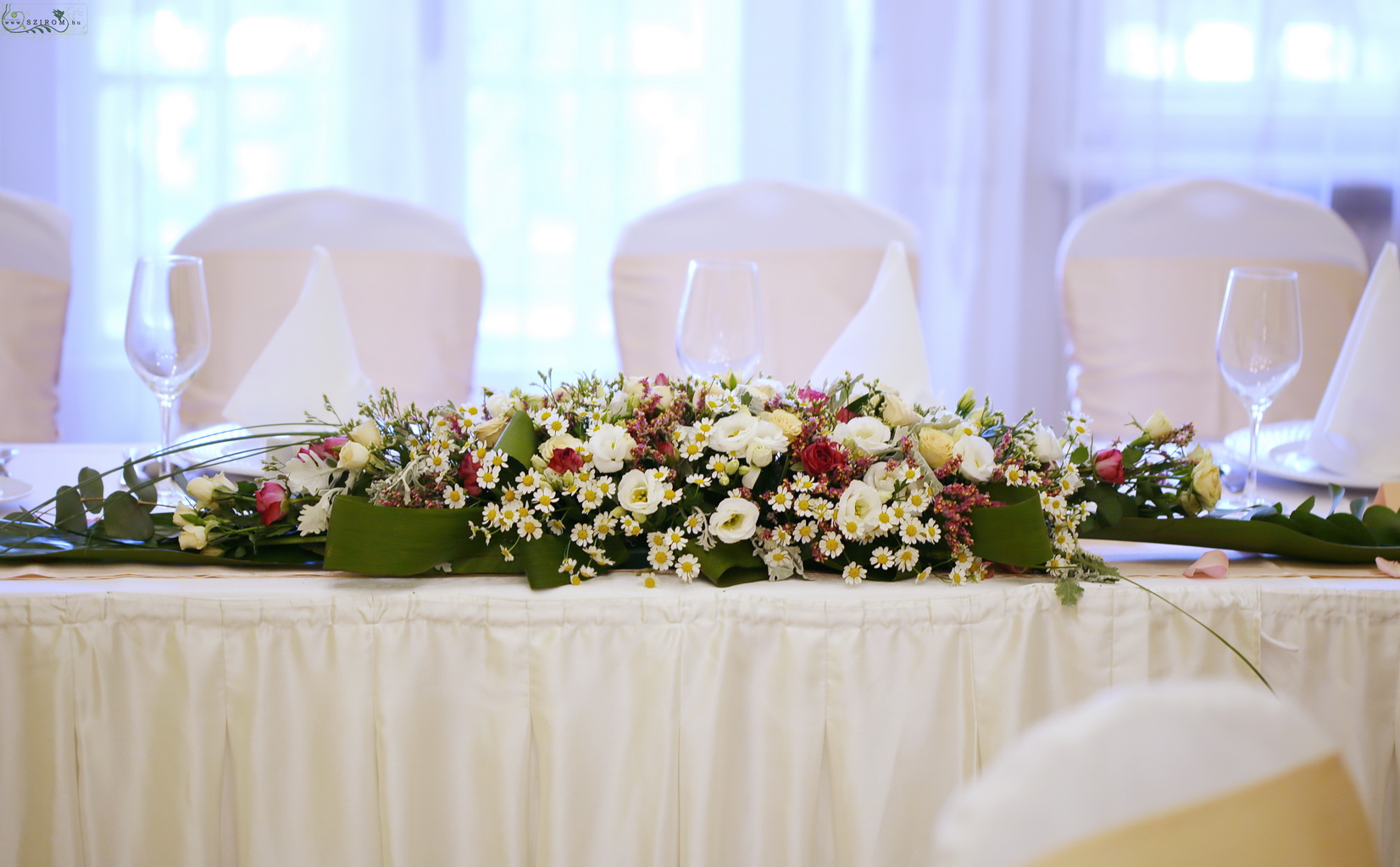 Hosszúkás asztaldísz (liziantusz, bokros rózsa, kamilla, fehér, lila) Ádám Villa