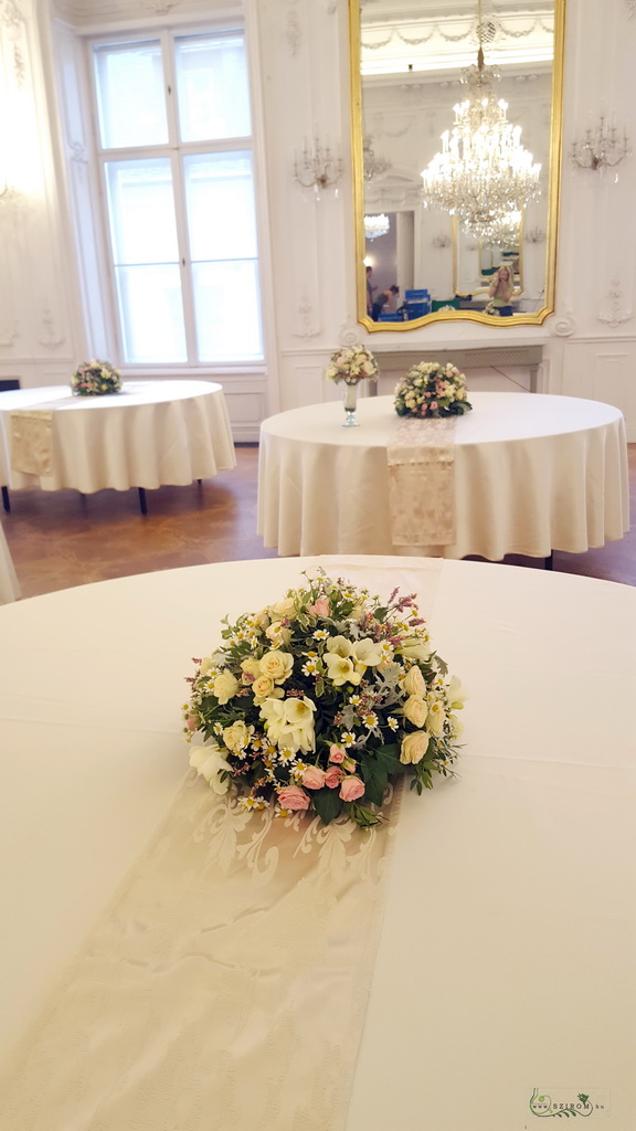 Mezei sílusú apró virágos asztal díszítés (kamilla, frézia, sóvirág, bokros rózsa, hamvaska, szürke, barack, rózsaszín, fehér) , Festetics palota, Budapest