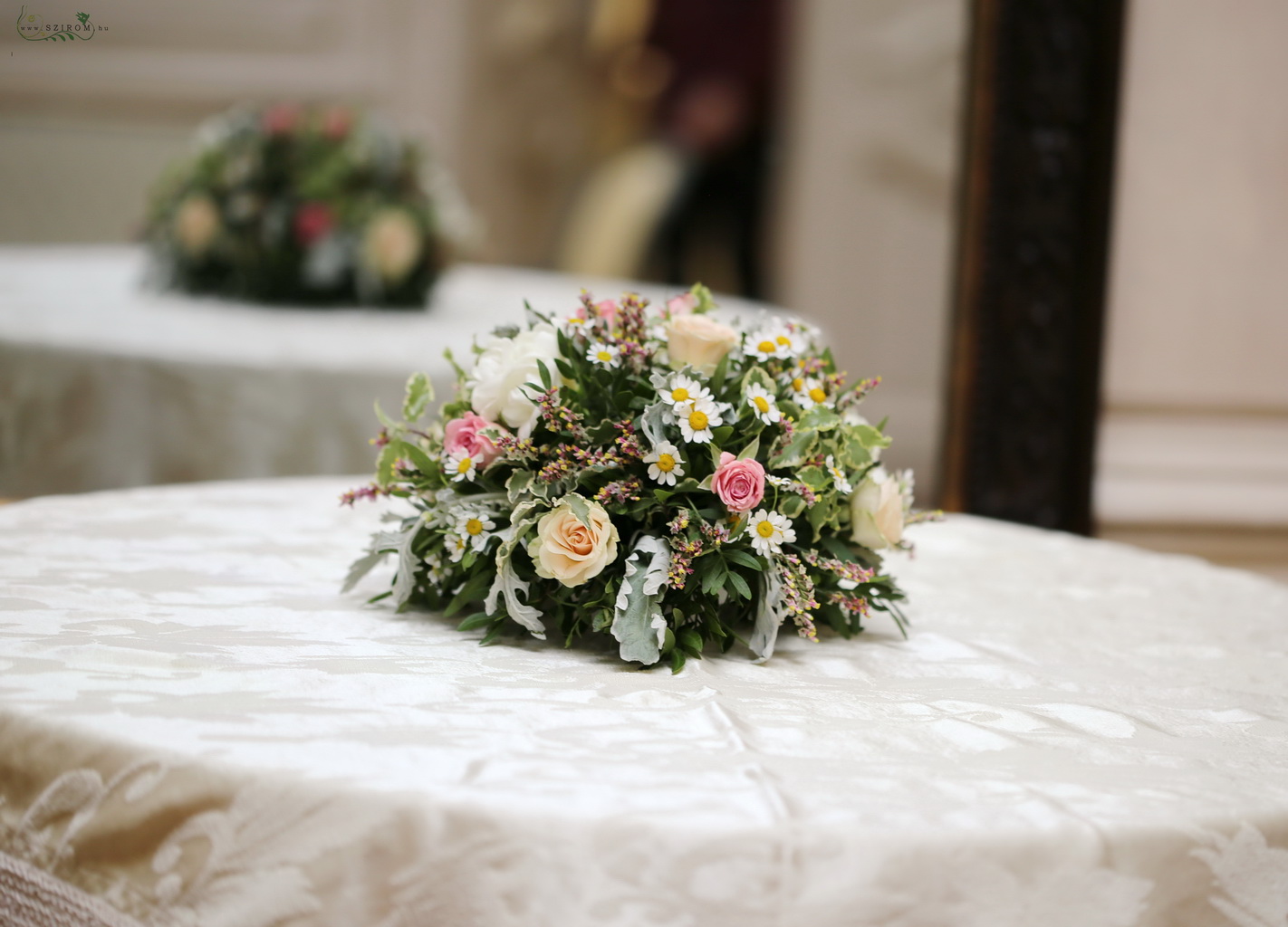 Mezei sílusú apró virágos asztal díszítés (kamilla, frézia, sóvirág, bokros rózsa, hamvaska, szürke, barack, rózsaszín, fehér) , Festetics palota, Budapest