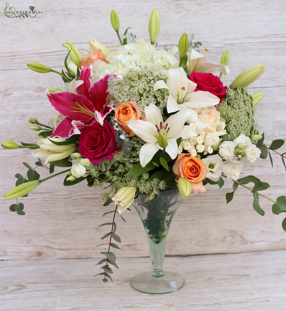 Asztaldísz kehely vázában (liliom, rózsa, hortenzia, liziantusz, mezei virágok, fehér, pink, barack)