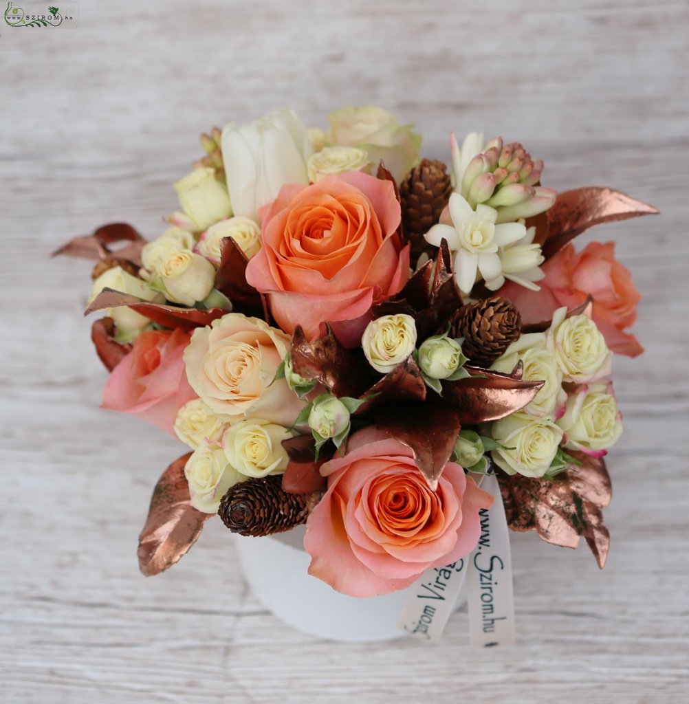 Asztaldísz kerámiában, bronz levelekkel (rózsa, bokros rózsa, tubarózsa, barack, fehér)