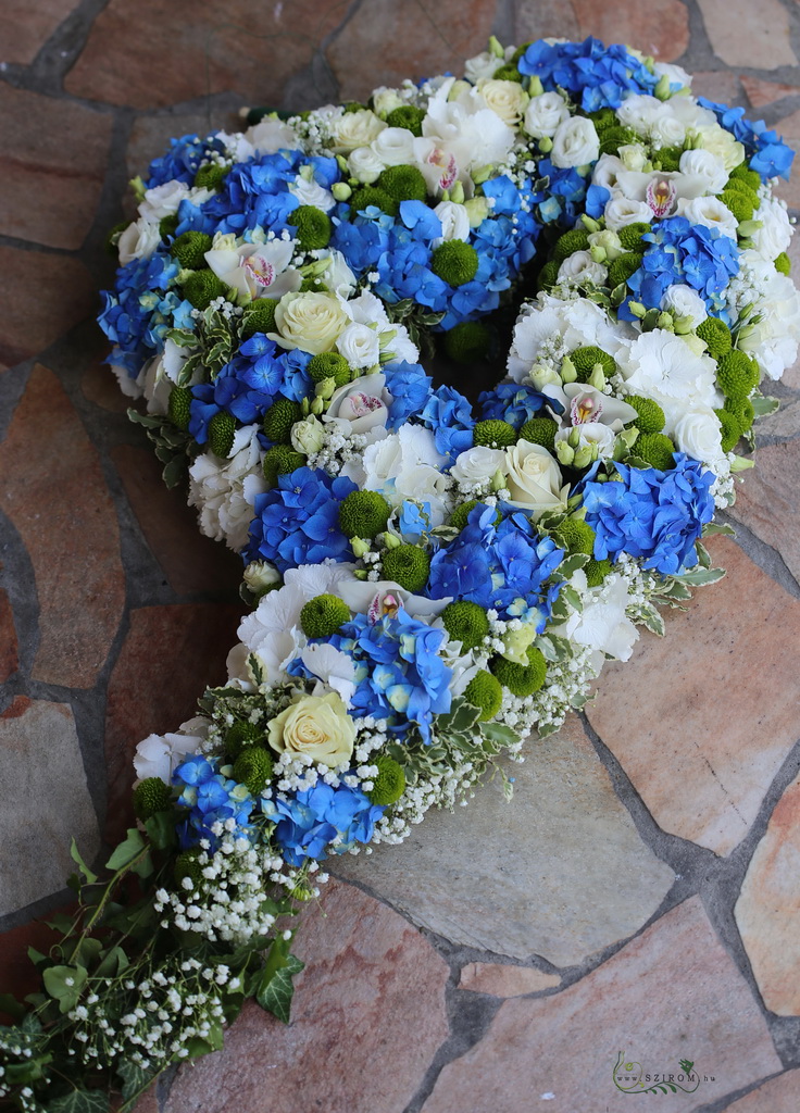 Háttér virágdísz szív forma (hortenzia, rózsa, liziantusz, orchidea, gentiana, kék, fehér) Szepi fogadó Szendehely