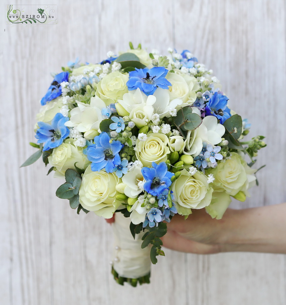 Menyasszonyi csokor (rózsa, frézia, delphinium, oxypetalum, rezgő, fehér, kék)