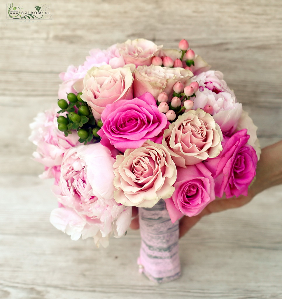 Menyasszonyi csokor (rózsa, peónia, hypericum bogyó, rózsaszín, zöld)