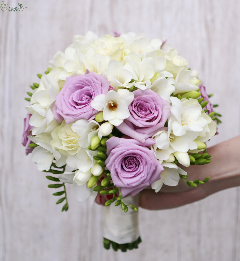 Menyasszonyi csokor (rózsa, frézia, fehér, lila)