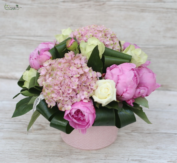 rózsaszín kaspó hortenziával, rózsával és bazsarózsával (14 szál)