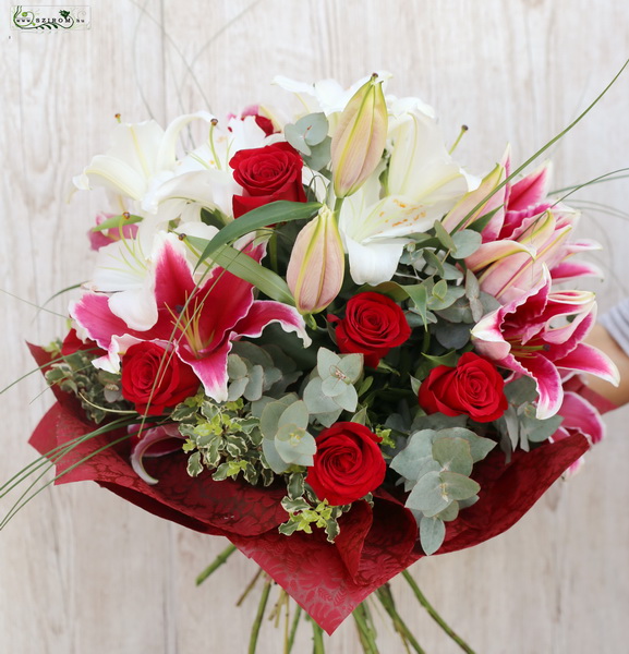 flower delivery Budapest - 10 red roses and lilies in spherical bouquet (14 st)