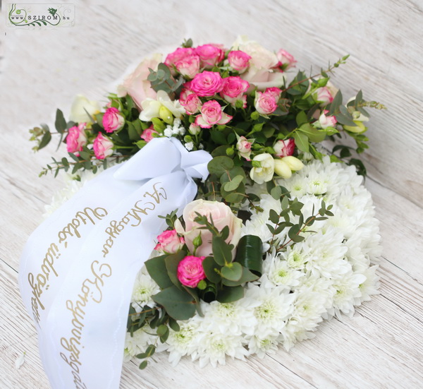 flower delivery Budapest - Small chrysanthemum, rose wreath (35 cm)