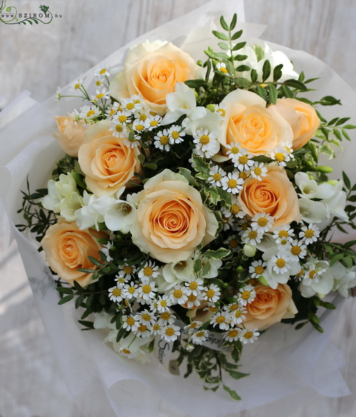 flower delivery Budapest - peach-white romantic bouquet (roses, chamomile, freesien, 23 stems)
