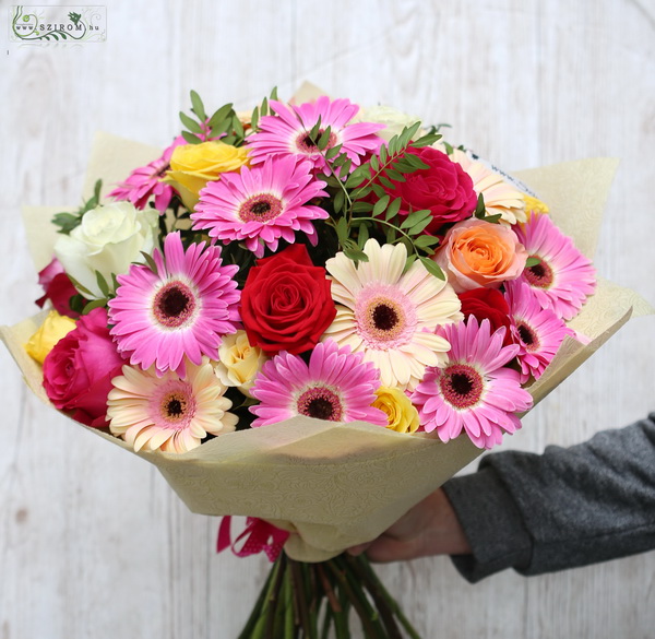 flower delivery Budapest - Bouquet with gerberas and roses (30 stems)