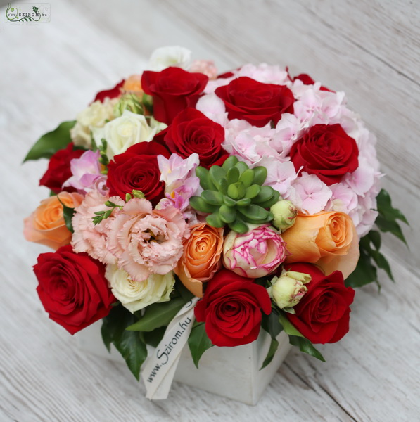 flower delivery Budapest - Autumn flower cube with roses, hydrangeas and echeveria (28 stems)