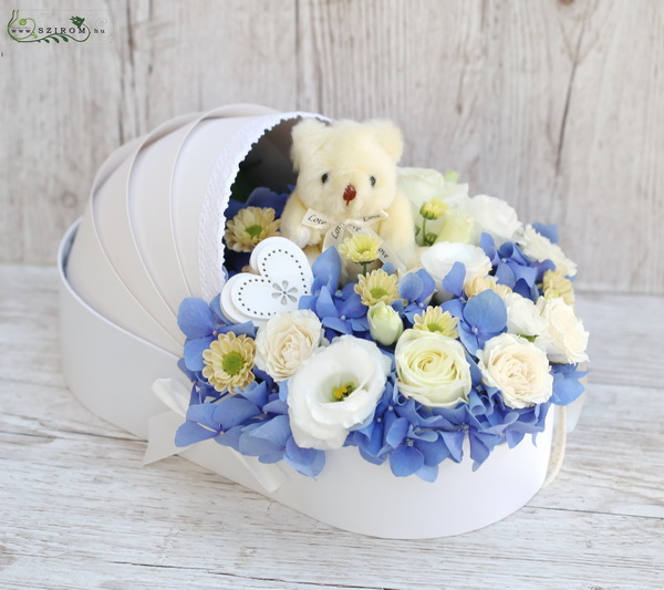 flower delivery Budapest - blue baby greeting basket (12 st)