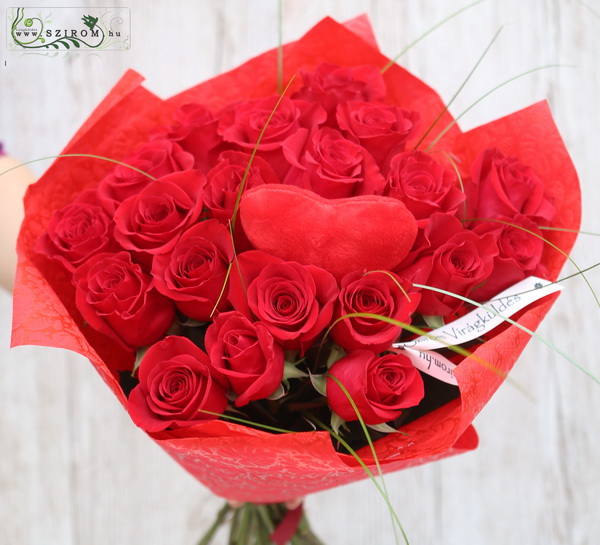 flower delivery Budapest - 20 strands of red roses with heart